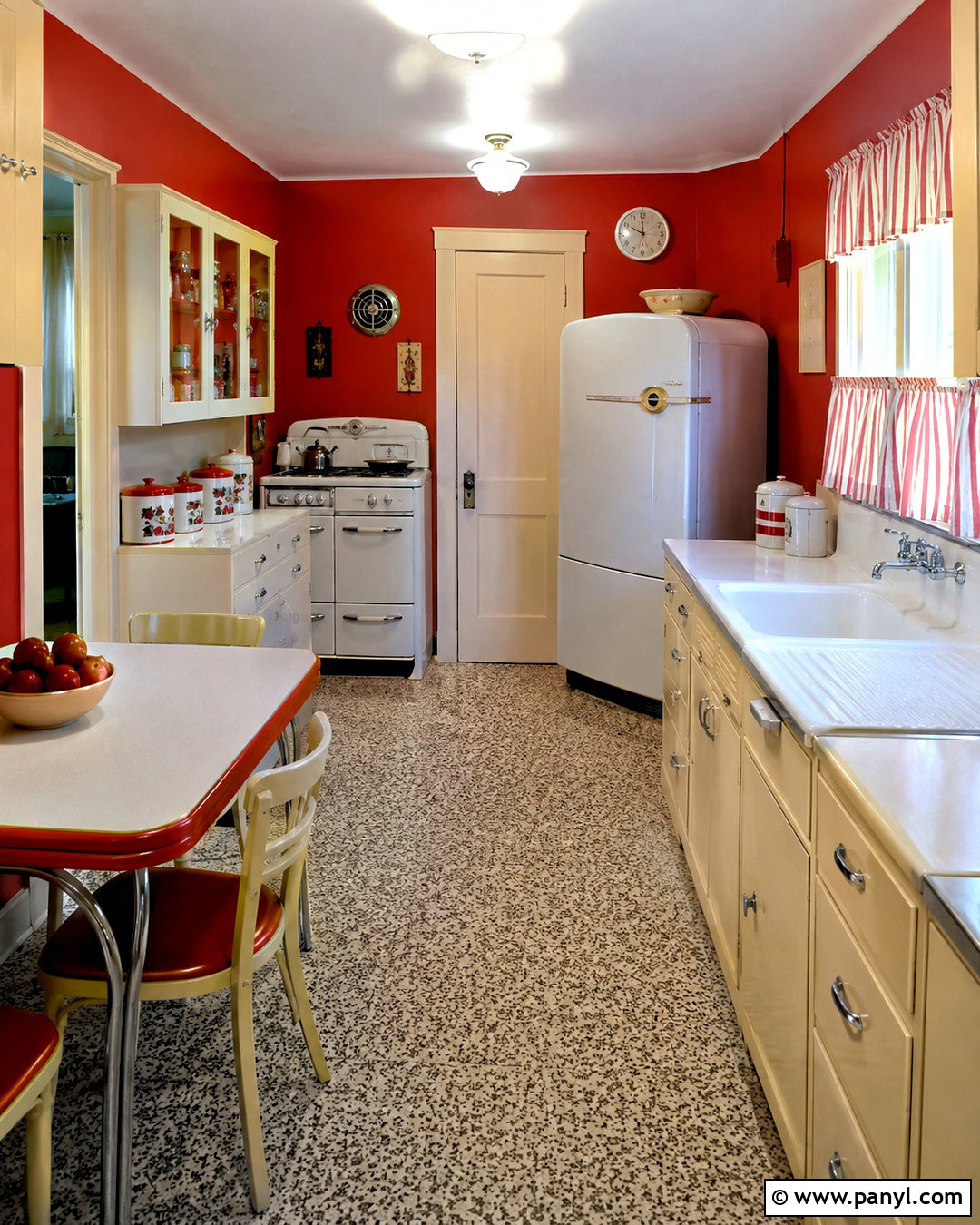 1940s Vintage Kitchen With Red Walls - 20 Vintage Kitchen With Red Walls