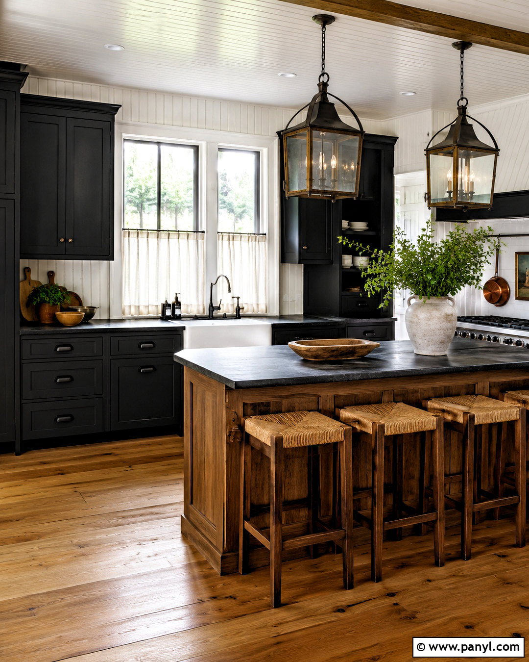 Black Farmhouse Kitchen - 20 dark kitchen ideas