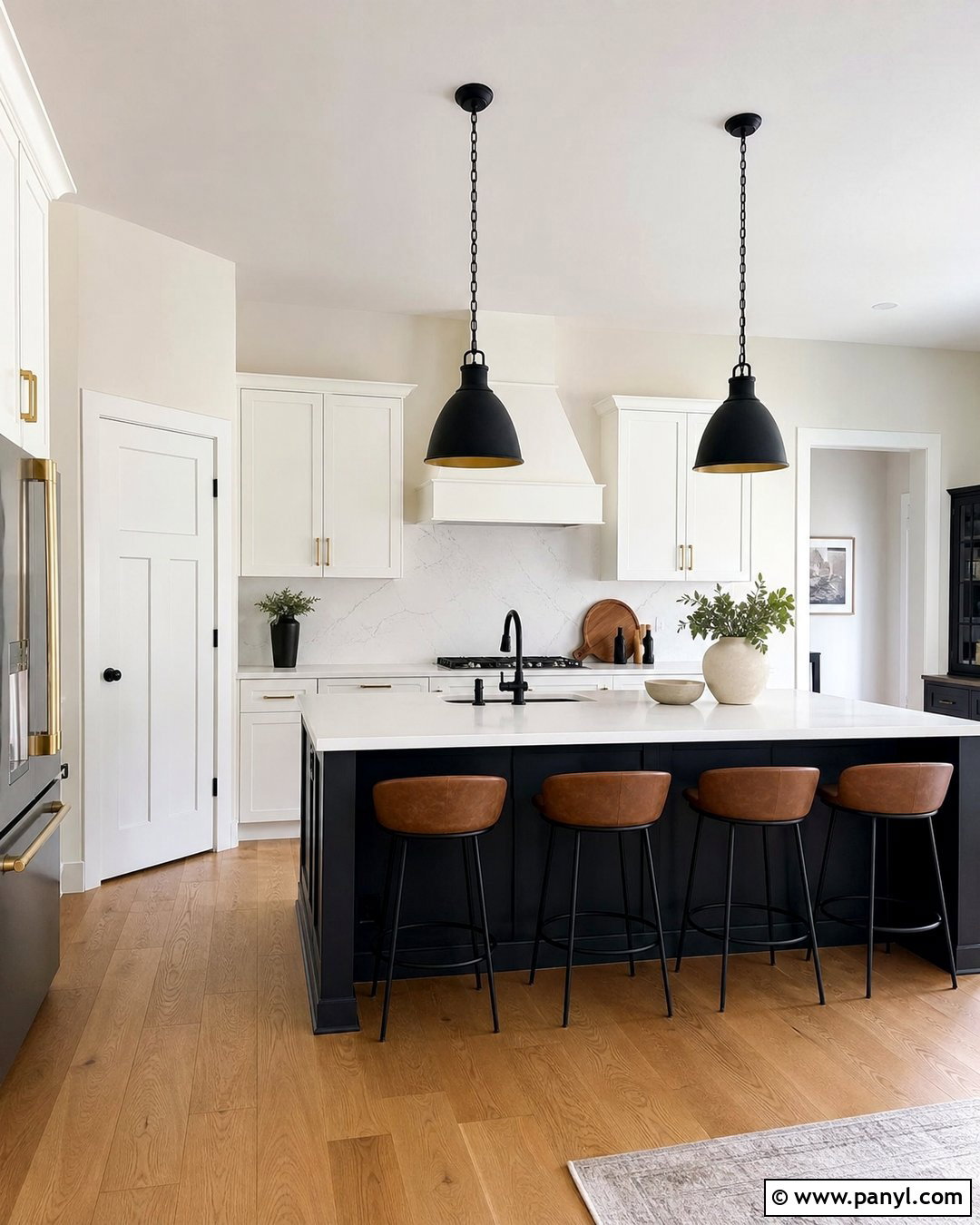 Black Island With Alabaster Walls And White Cabinets - 25 Alabaster Walls With White Cabinets