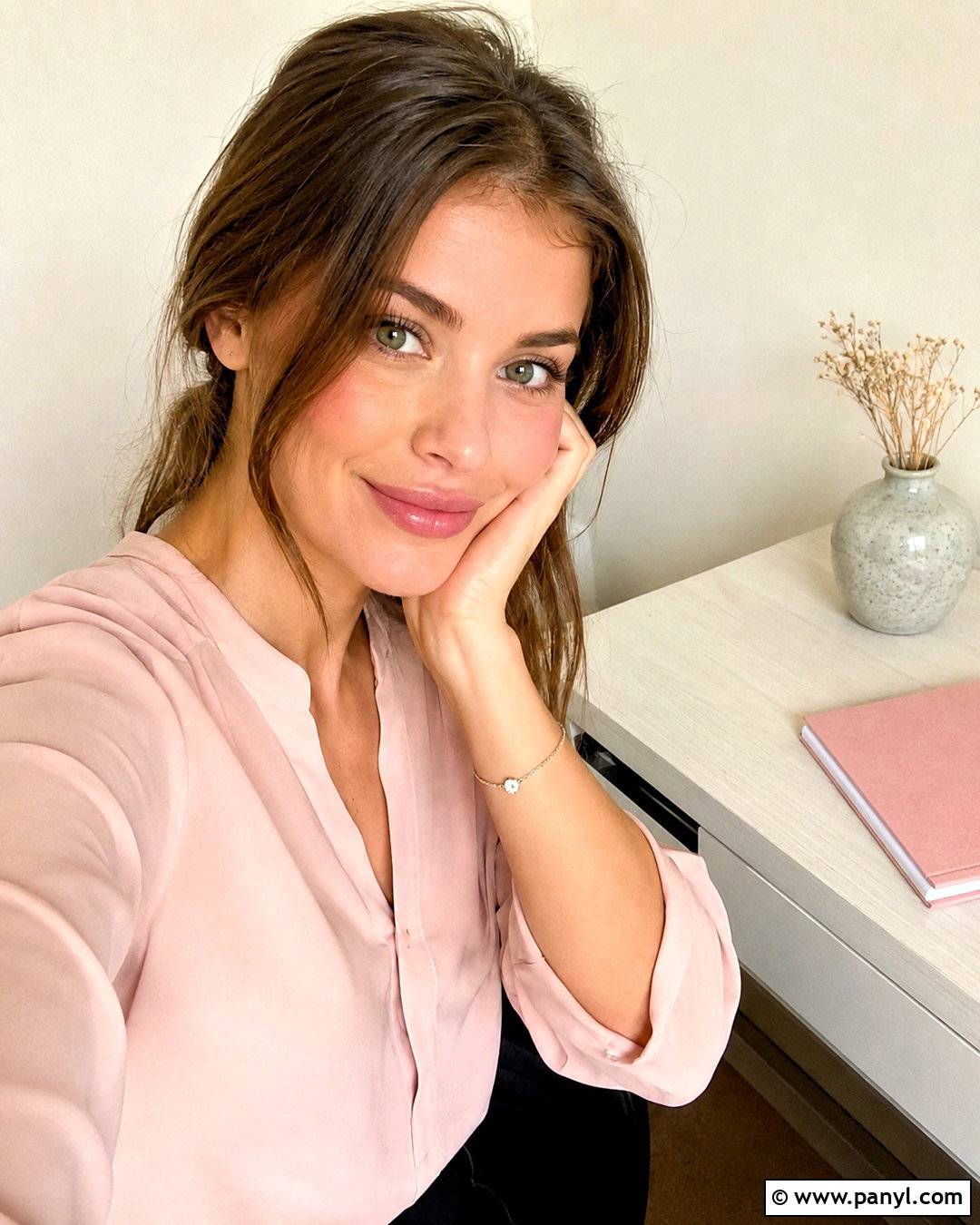 Hand On Cheek Selfie - 20 pretty selfies
