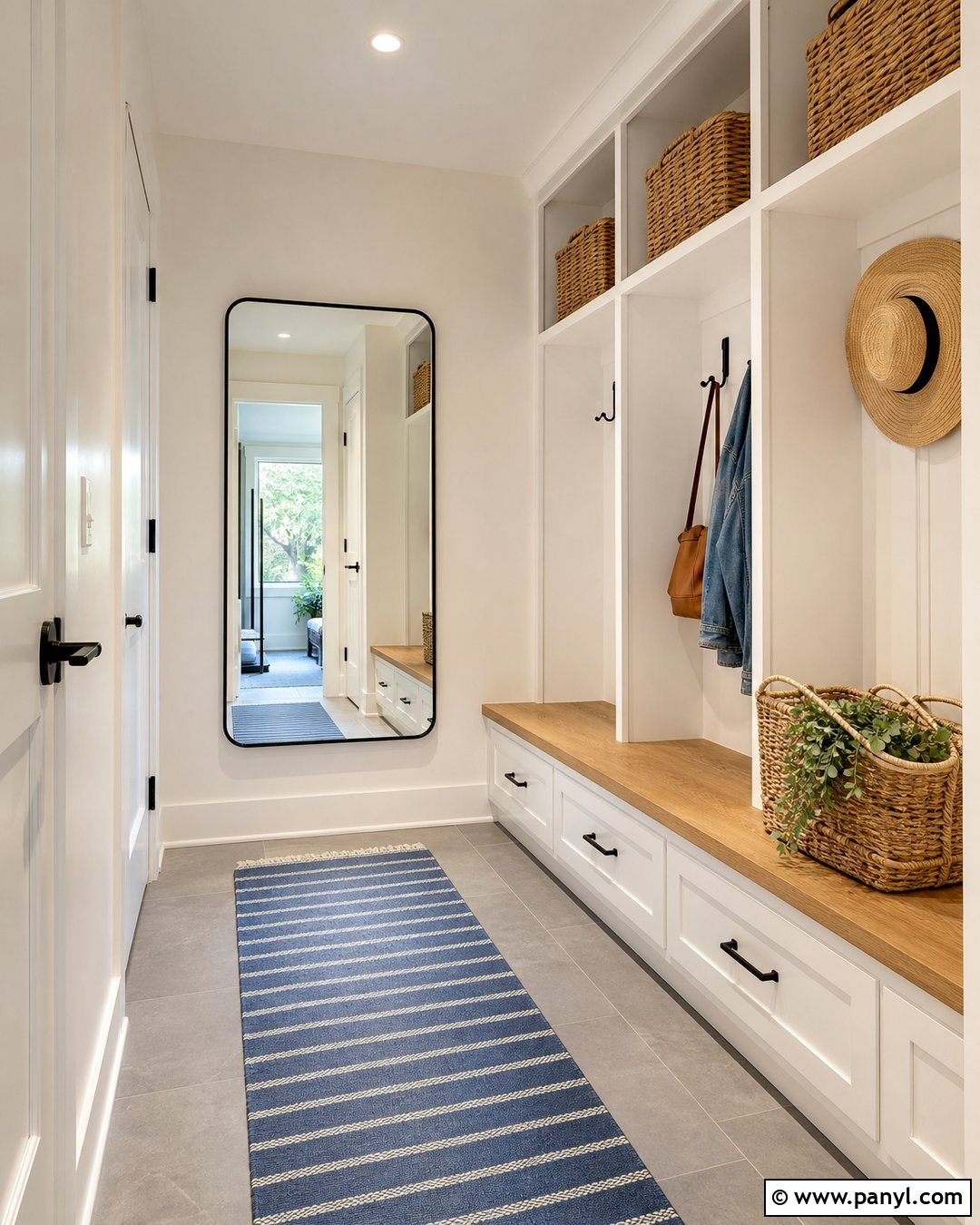 Mudroom With Alabaster Walls And White Trim - 35 Alabaster Walls With White Trim Ideas