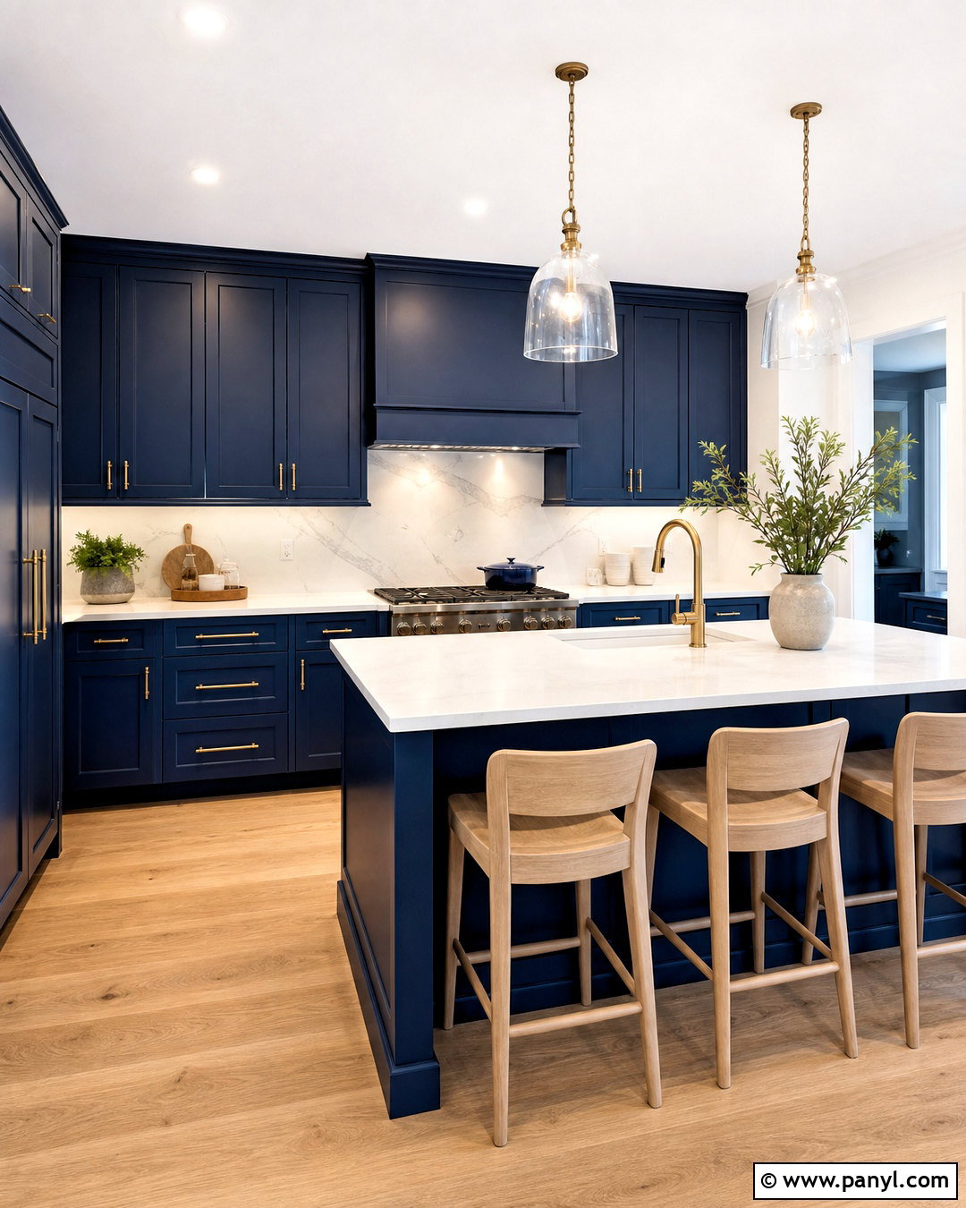 Navy Blue Kitchen With Brass Hardware - 20 blue color room ideas
